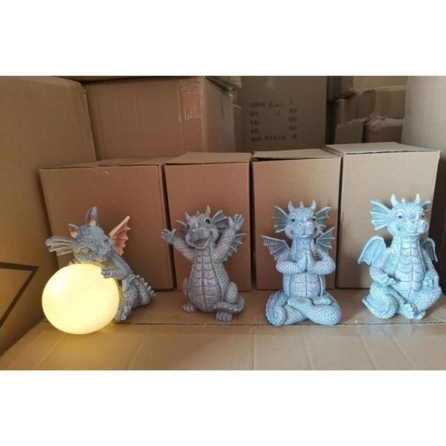  Estatuas de jardín al aire libre con luces LED de energía solar con dragón de bola mirando (ESG19998)